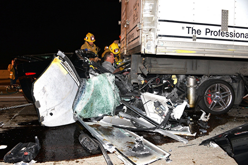 Illustration for article titled This Corvette Crash Should Have Severed This Driver’s Head